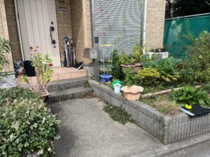 玄関アプローチ手すり設置前